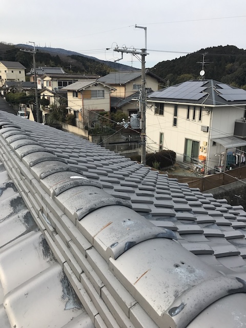 棟瓦に見られる汚れ