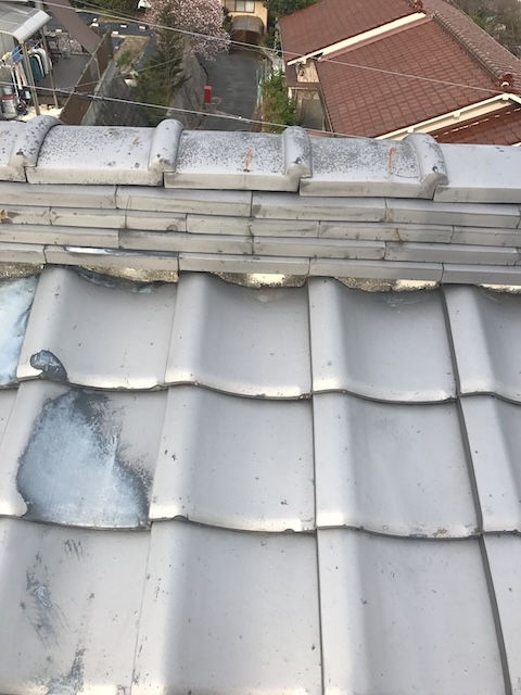 城陽市で屋根の接合部を点検、棟瓦端部の隙間と屋根瓦取り合いの乱れを確認した瓦屋根補修調査
