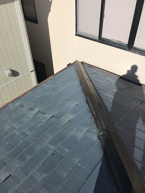 京都府乙訓郡大山崎町で白化と欠けが広がったスレート屋根を調査し屋根塗装とカバー工法を比較