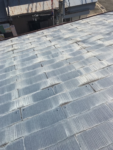 補修跡が点在する屋根全体