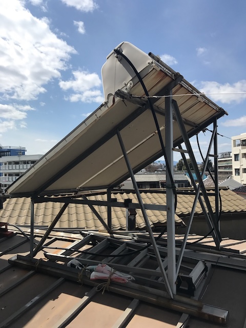 宇治市で屋根上設備を点検、架台周辺と金属屋根の固定部・表面に錆が見られた現地確認