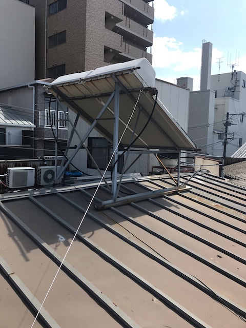 瓦棒屋根と設備架台
