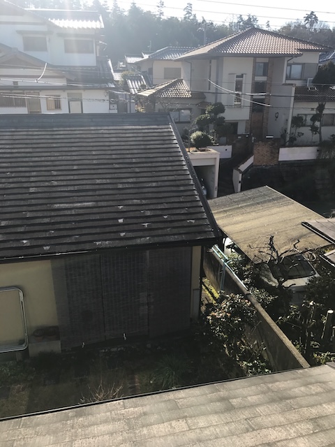 白く色褪せた屋根面