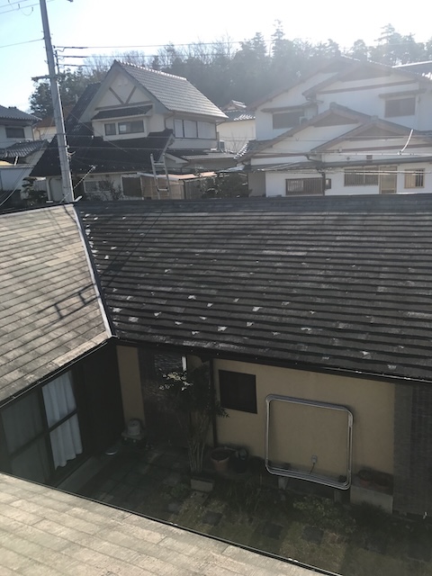 京都府宇治市で確認したカラーベスト屋根のコケ・黒ずみと色むら、長雨前に必要な点検内容