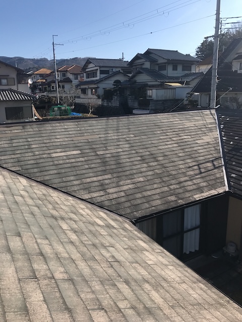白っぽく退色した屋根