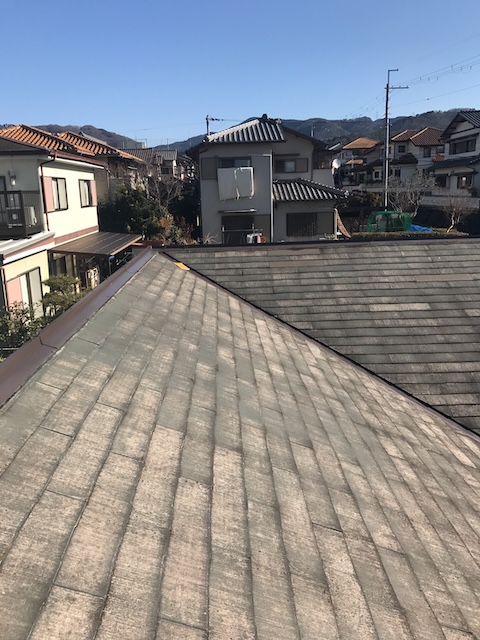 京都府宇治市でカラーベスト屋根の塗膜劣化を調査 白化した表面と広範囲の摩耗を確認