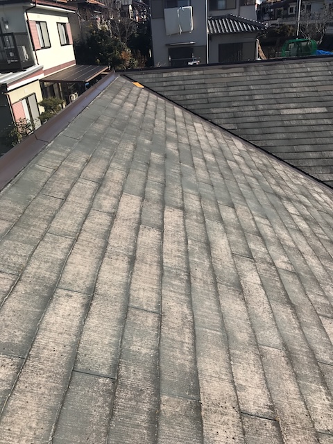 塗膜摩耗が進む屋根面