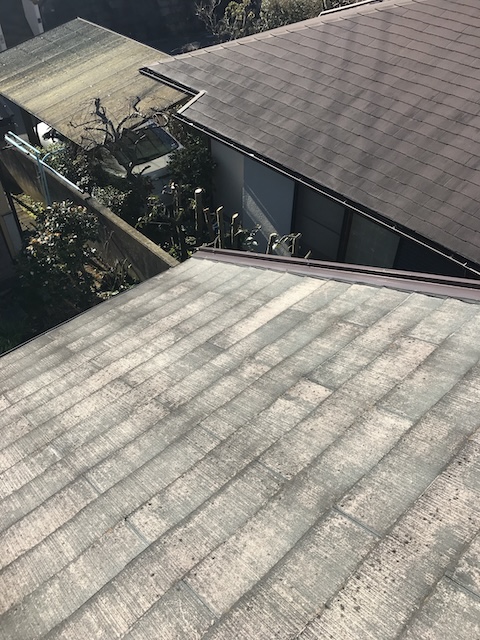 色あせが広がる屋根面