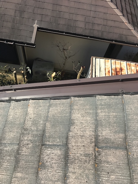 京都府宇治市で風の日に異音がするカラーベスト屋根の棟板金修理とケラバ板金点検で継ぎ目やビスの状態を確認