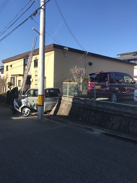 京都府宇治市で白く色褪せたカラーベスト屋根を調査し塗膜劣化と屋根材の傷みを確認