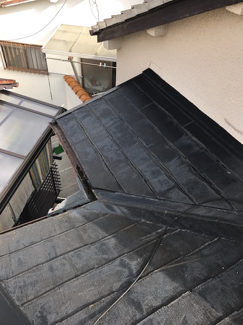 京都府宇治田原町で確認したカラーベストの屋根の白化と塗膜劣化、棟まわりも含めた屋根塗装・屋根カバー工法の判断材料