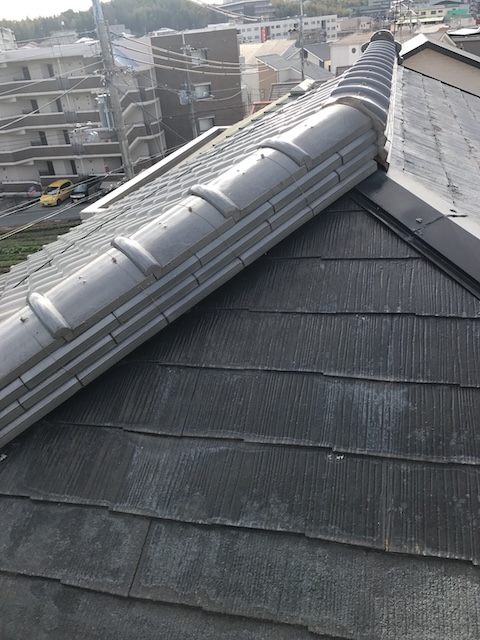 棟際の白化した屋根面
