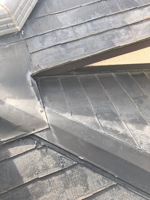 谷樋の継ぎ目と屋根材