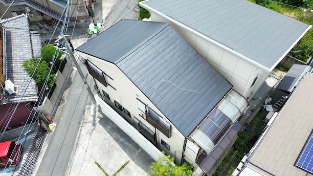 ドローンで撮影したカバー工法完了後の美しく耐久性の高い屋根全景