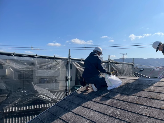 古くなった既存の棟板金を撤去し下地を整える作業風景