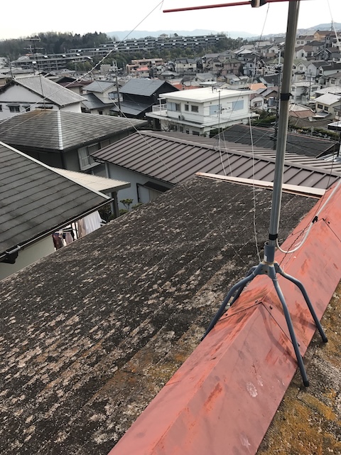 木津川市で屋根の棟板金を点検、色あせや汚れが進んだ棟部分と金属部材の固定状態を確認