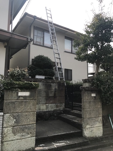 木津川市で屋根の接合部点検を実施、取り合い板金の継ぎ目と防水状態を現地確認