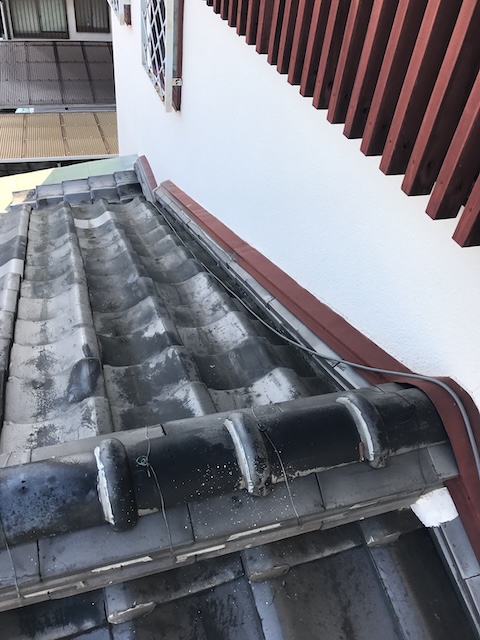 木津川市で天井の雨染みを調査、瓦屋根と外壁の取り合いにある雨押え板金と配線まわりを確認