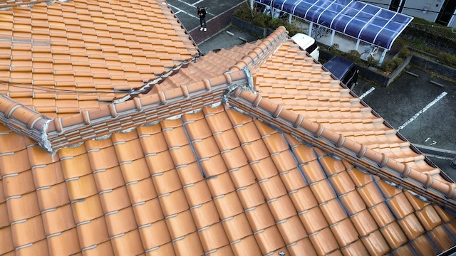 棟瓦の接合部分の劣化状況。漆喰が崩れて土台が痩せており、瓦の固定力が弱まっているため、積み直し工事が必要な箇所。