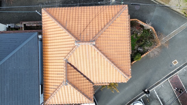 八幡市｜庭に落ちた白い塊は危険信号！漆喰補修か葺き替えか？プロが費用比較