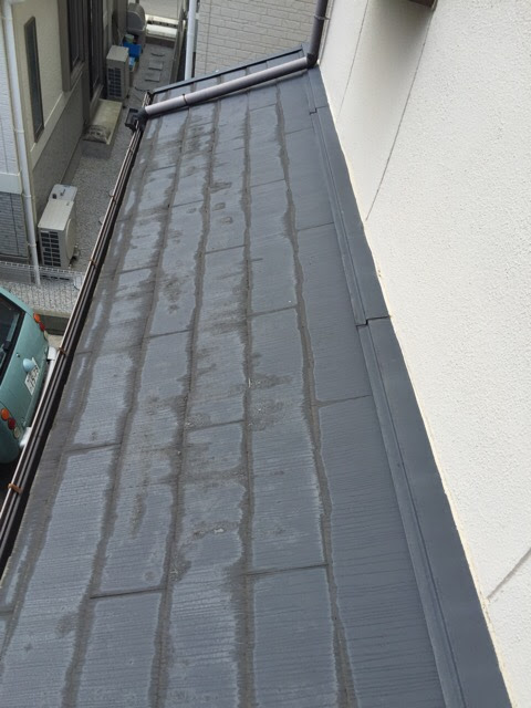 京都市北区】屋根の白い剥がれはカバー工法で解決！雨漏り防止と費用削減