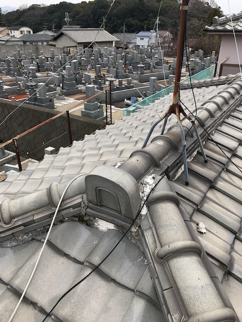 精華町で瓦屋根を点検し棟瓦の状態と谷板金まわりの傷みを確認した屋根調査