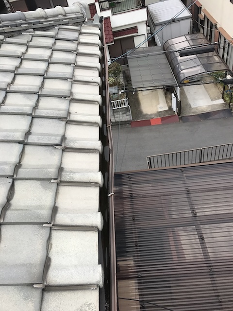 精華町で棟瓦点検を実施、棟瓦端部と取り合いの納まりを確認し瓦屋根補修の必要性を調査