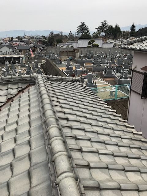 精華町で瓦屋根を調査、棟瓦接合部の漆喰劣化と屋根面の並びを点検した屋根補修の判断