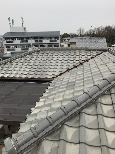 精華町で棟瓦点検、屋根頂部と周辺瓦の固定状態を確認し設備まわりの納まりも調査