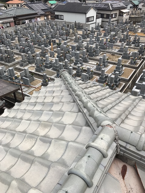精華町で屋根と外壁の取り合いを点検、庇まわりと板金納まりに見られたサビや雨仕舞いの確認