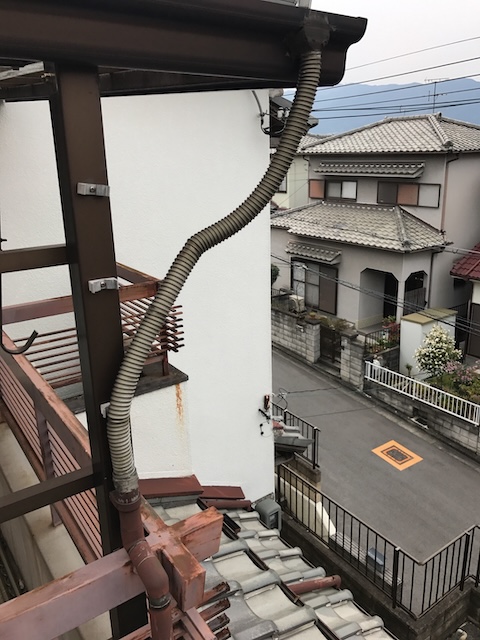 外壁際の配管と庇