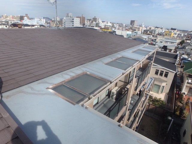 長岡京市で天窓・明かり取り周辺を点検、板金屋根の取り合いとシーリングに隙間の兆候を確認