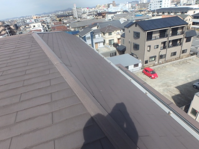 棟付近の劣化した屋根