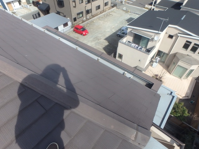 長岡京市で強風時の屋根バタバタ音を調査、棟板金の浮きと端部固定の状態を確認