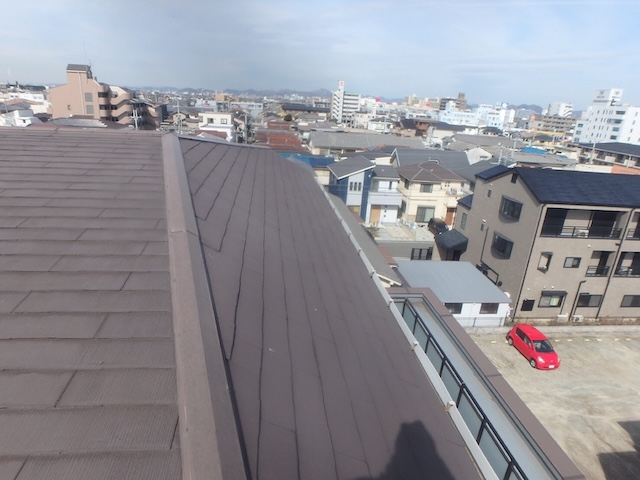 棟板金を横から確認