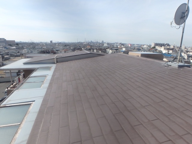 長岡京市で確認したマンション屋根修繕の現地調査、カラーベストの色あせと板金屋根の劣化から費用配分を考える