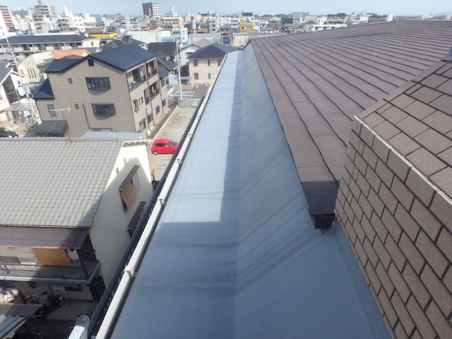 長岡京市で確認した板金屋根の変色と金属屋根の塗膜劣化、錆止め塗装の要否を調査