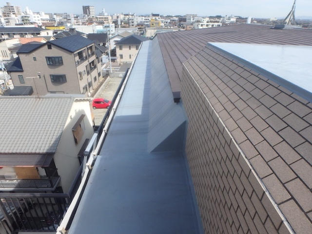 外壁沿いの板金屋根