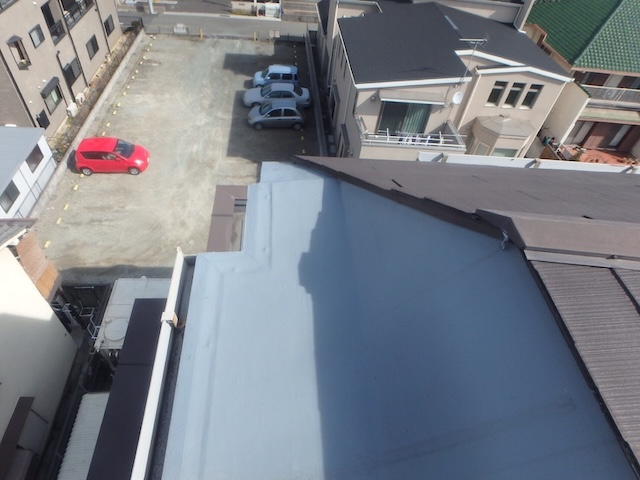 端部を見下ろした屋根