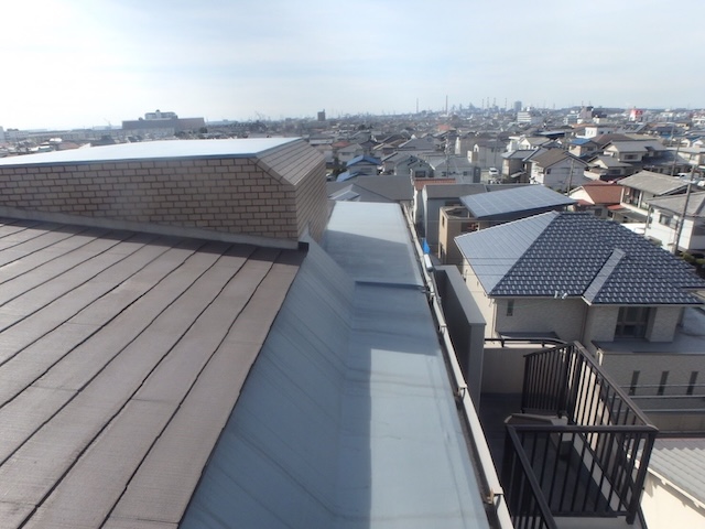 板金屋根と明かり取り