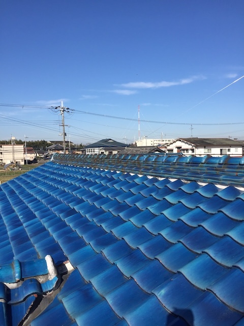 ドローンによる屋根全体の無料点検、青色日本瓦の全景