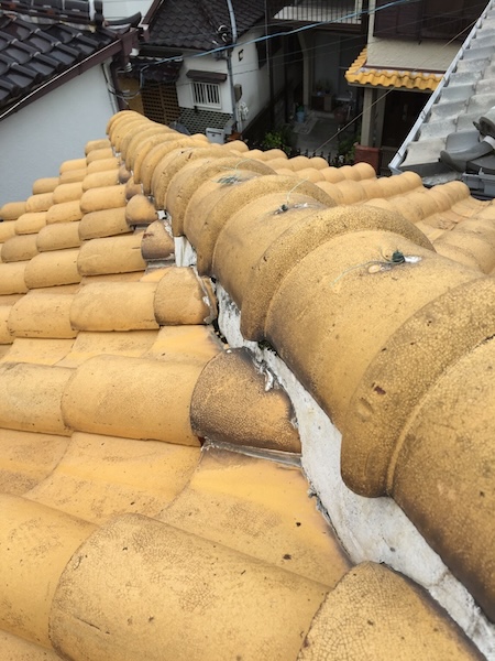 棟（屋根の頂上部分）から大きくはみ出した漆喰の塗り増し箇所。