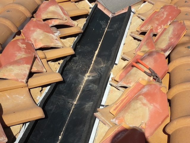 宇治市の雨漏り、見えない場所こそ見せます！谷板金交換で「全交換」回避の神対応【費用・工期公開】