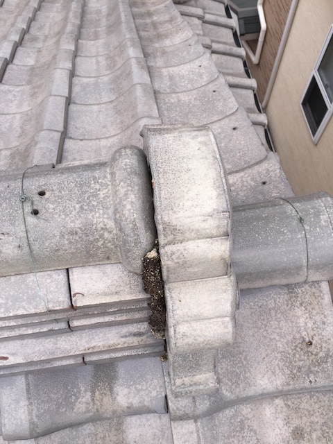 【京都市南区久世】漆喰剥がれと谷の錆は危険！棟瓦積み直しで雨漏りを防ぐ提案