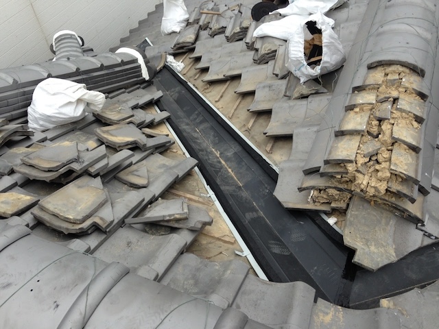 新しい谷のラインに合わせて現場で一枚ずつ加工された瓦の復旧