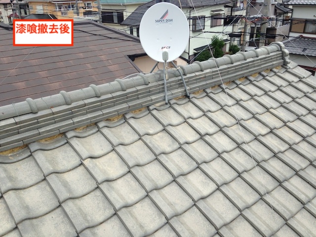 宇治市での漆喰補修工程：浮いていた古い漆喰を全て撤去し内部の土が見える状態