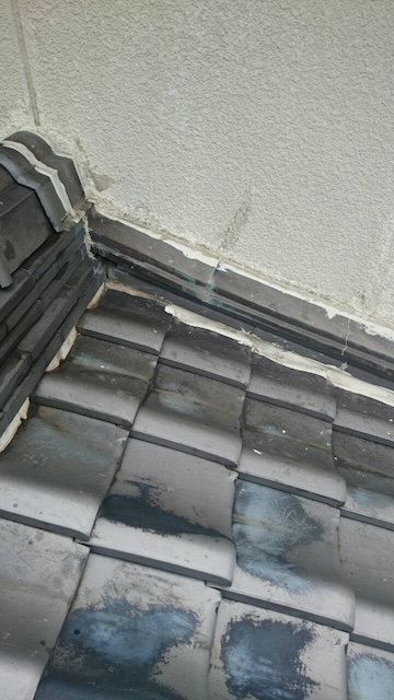 壁際とのし瓦の隙間が過剰にコーキングで埋められた状態。久御山町。