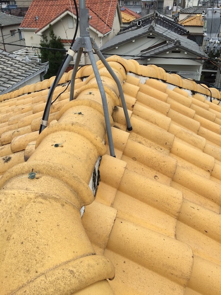 アンテナ周辺の棟瓦の状態を確認。京都府亀岡市。