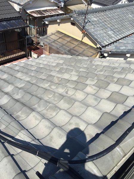 太陽熱温水器撤去後に点検・補修が必要な日本瓦の状態