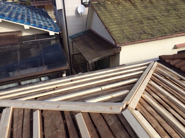 屋根下地の木工事・垂木と桟木の設置による不陸調整